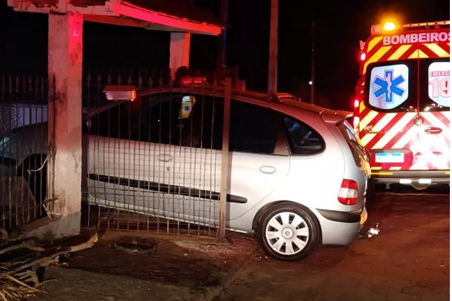 Idosa confunde pedais de carro e mata a filha atropelada em SC, diz Guarda de Trânsito